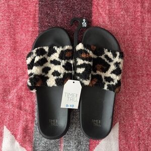 Time and Tru Women's Faux Fur Pool Slide Sandals Cheetah Print Size 9/10 NWT